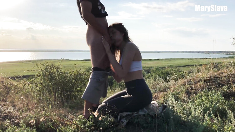 Любительское порно: Трахаемся с подружкой в деревне на природе во время заката