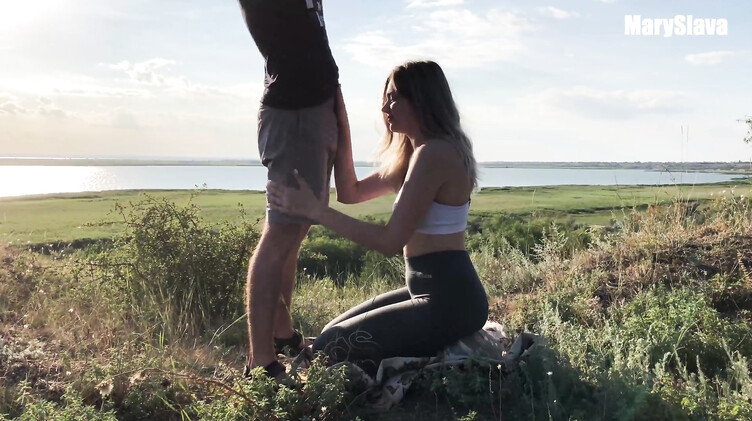 Любительское порно: Трахаемся с подружкой в деревне на природе во время заката