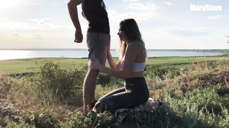 Сперма на сиськах: Трахаемся с подружкой в деревне на природе во время заката