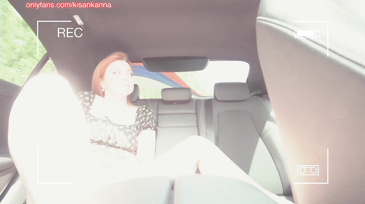 Русская мастурбирует и сквиртует в такси на заднем сиденье