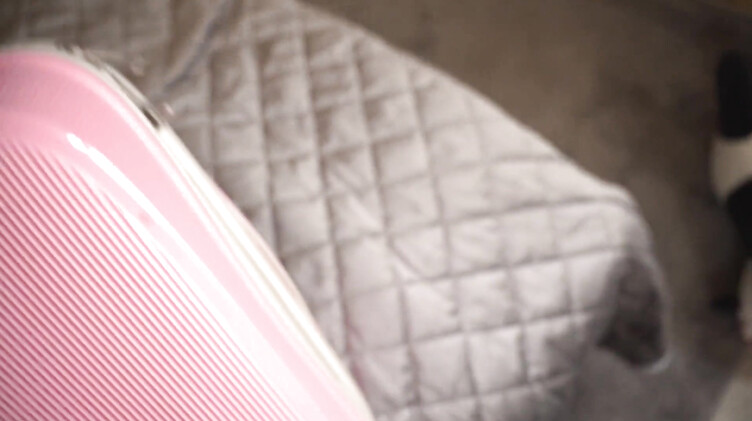 Flexy Lover: Гибкая девушка вылезла из чемодана и трахается с парнем в бизнес поезде