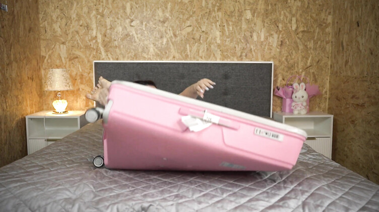 Flexy Lover: Гибкая девушка вылезла из чемодана и трахается с парнем в бизнес поезде