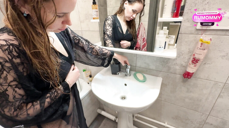 Молодой сантехник трахнул русскую зрелку в ванной и кончил на лицо