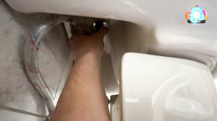 Русское порно: Молодой сантехник трахнул русскую зрелку в ванной и кончил на лицо