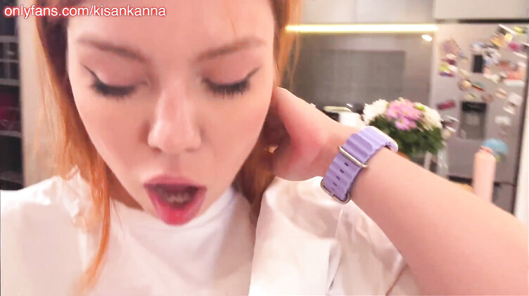 Видеоблогерша снимает секс стрим для своих подписчиков на селфи камеру