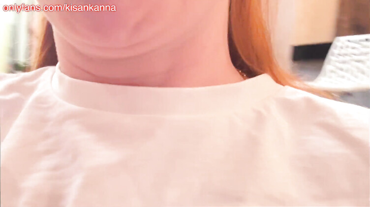 С разговорами: Видеоблогерша снимает секс стрим для своих подписчиков на селфи камеру