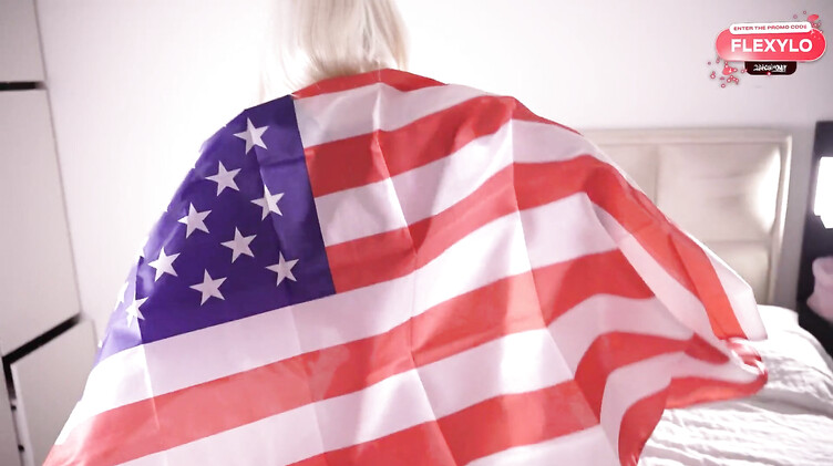 Гибкая блондинка после фотосессии раздвинула ножки перед своим другом