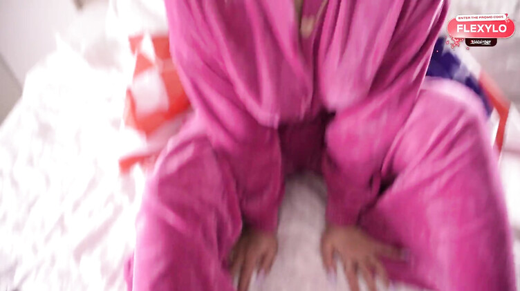 Гибкая блондинка после фотосессии раздвинула ножки перед своим другом