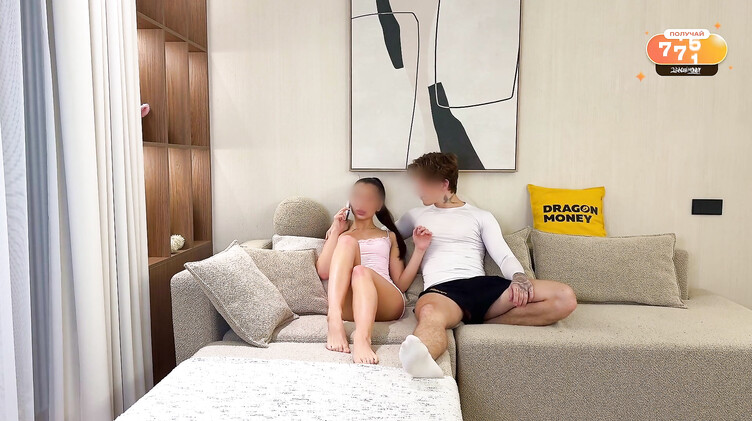 MilaMuse: Русская брюнетка сосет хуй и ебется с парнем не прерывая телефонный разговор с подругой