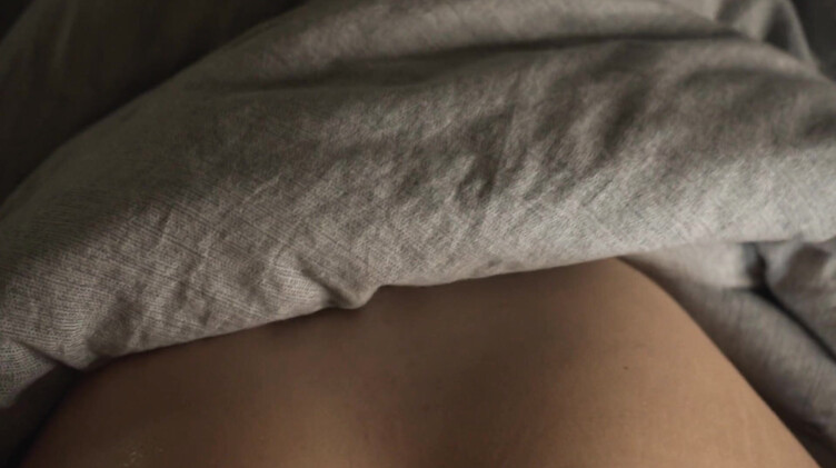 Красивая сводная сестра подставила киску под член брата вместо реалистичной секс куклы