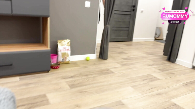 Нейлон: Пасынок трахнул мачеху в чулках в обмен на молчание о ее секрете в тумбочке