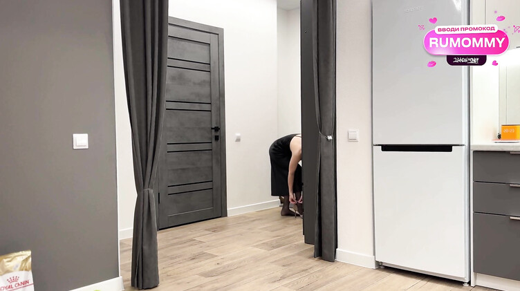 Мачеха и пасынок: Пасынок трахнул мачеху в чулках в обмен на молчание о ее секрете в тумбочке