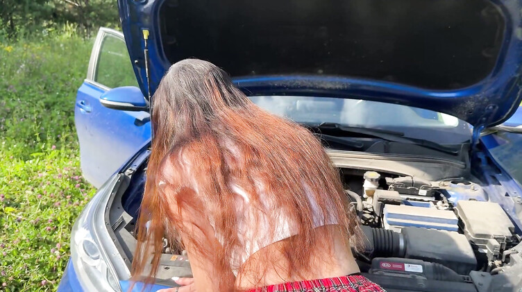 Красивые попки: Девушка помогла незнакомцу с починкой машины и его синими яйцами за городом