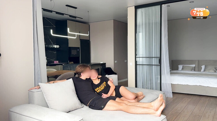 MilaMuse: Любительский минет от молодой брюнетки прервал совместный просмотр телешоу