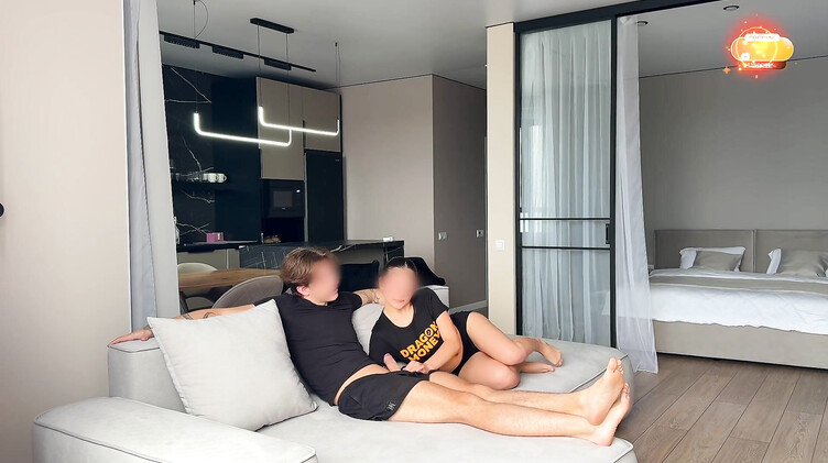 Стройные: Любительский минет от молодой брюнетки прервал совместный просмотр телешоу