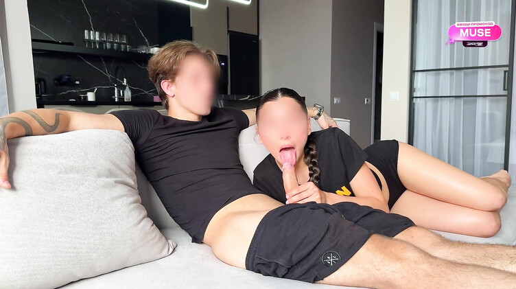 Любительский минет от молодой брюнетки прервал совместный просмотр телешоу