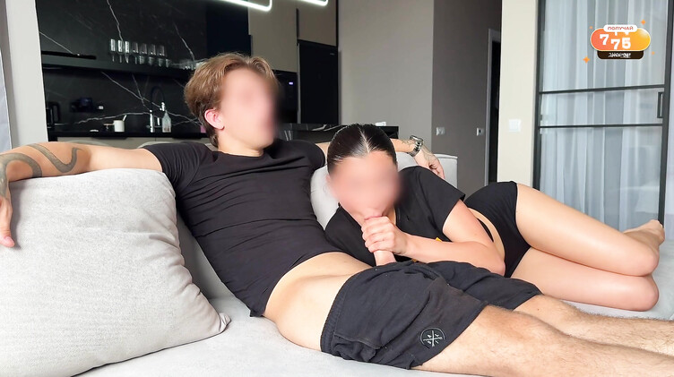 Стройные: Любительский минет от молодой брюнетки прервал совместный просмотр телешоу