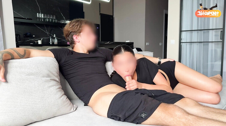 На диване: Любительский минет от молодой брюнетки прервал совместный просмотр телешоу