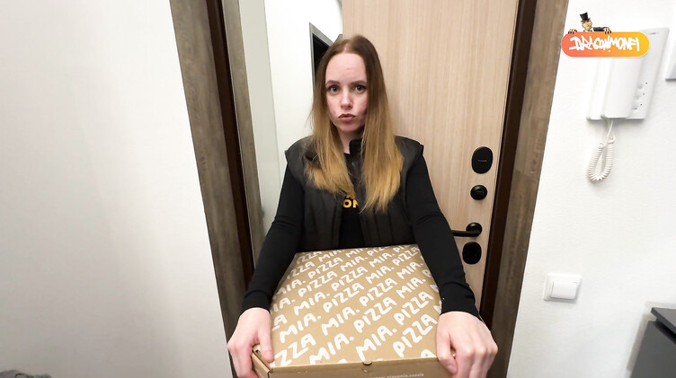 Russian Mommy: Девушка курьер из пиццерии вынуждена сосать хуй и трахаться с клиентом