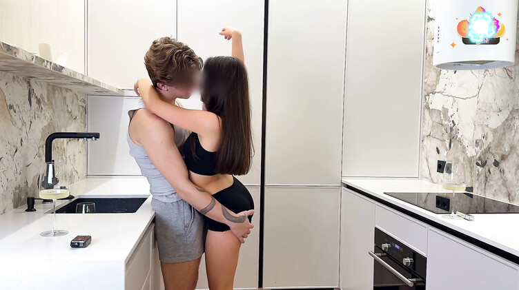 Русское порно: Влюбленная русская пара занимается сексом на кухне после пары бокалов вина