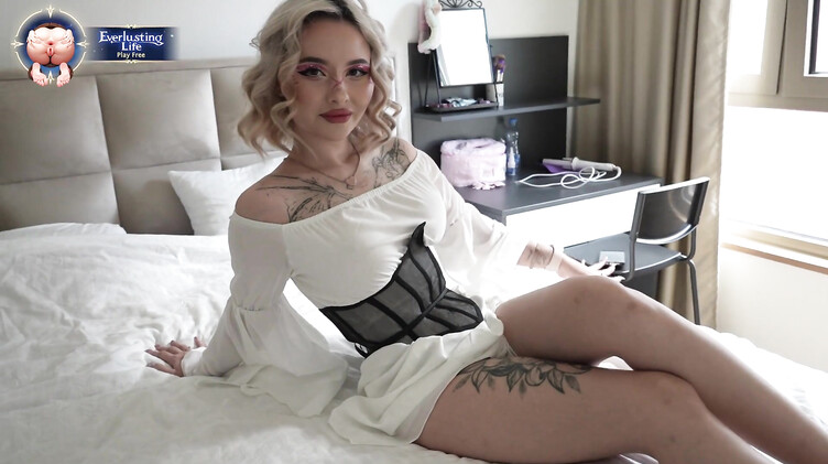 Странная супер гибкая блондинка ворвалась в квартиру соседа и изменила с ним мужу