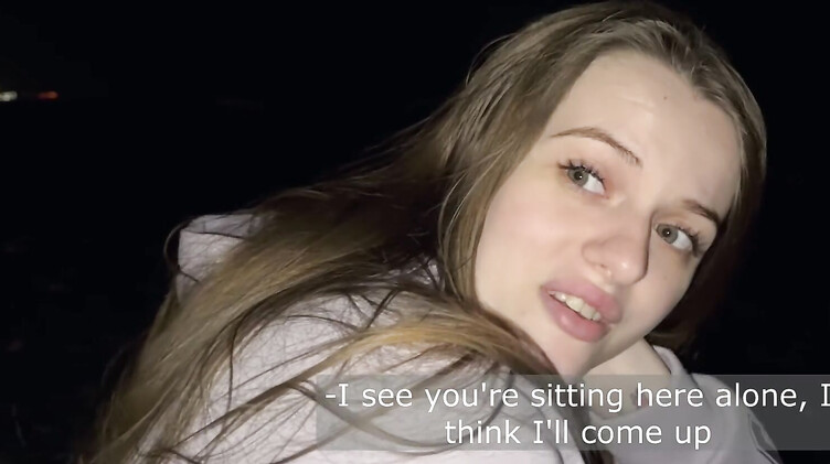 Русское порно: Работящая девушка зарабатывает деньги делая минет незнакомому парню с пляжа