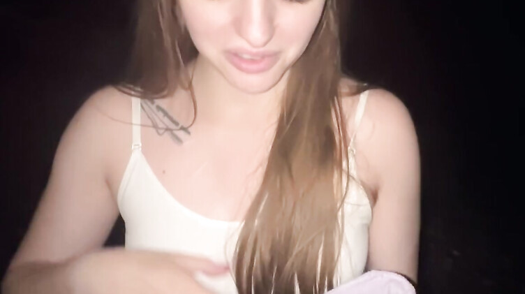 Работящая девушка зарабатывает деньги делая минет незнакомому парню с пляжа