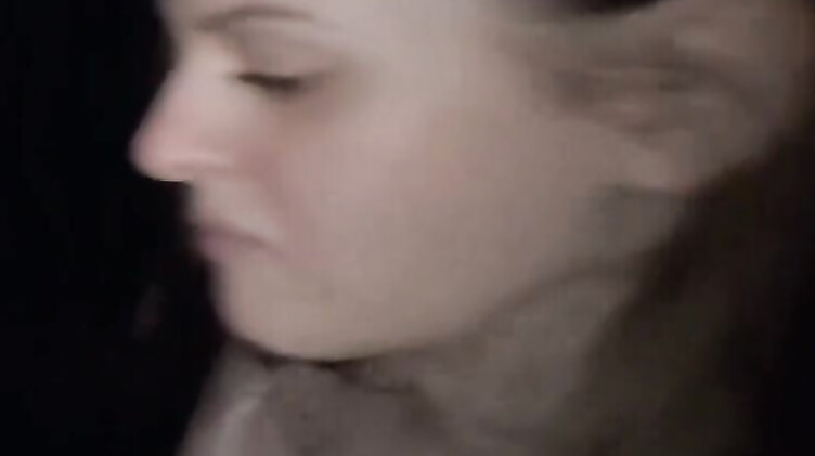 С разговорами: Работящая девушка зарабатывает деньги делая минет незнакомому парню с пляжа