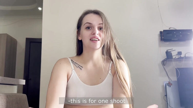 Маленькие сиськи: Работящая девушка зарабатывает деньги делая минет незнакомому парню с пляжа