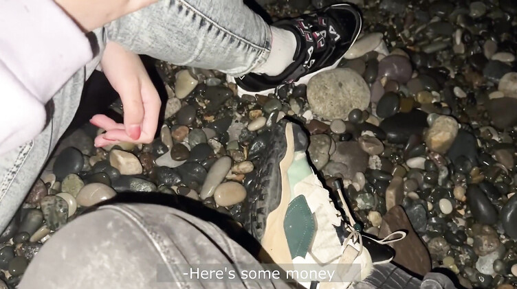 Русское порно: Работящая девушка зарабатывает деньги делая минет незнакомому парню с пляжа