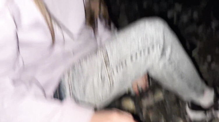 Работящая девушка зарабатывает деньги делая минет незнакомому парню с пляжа