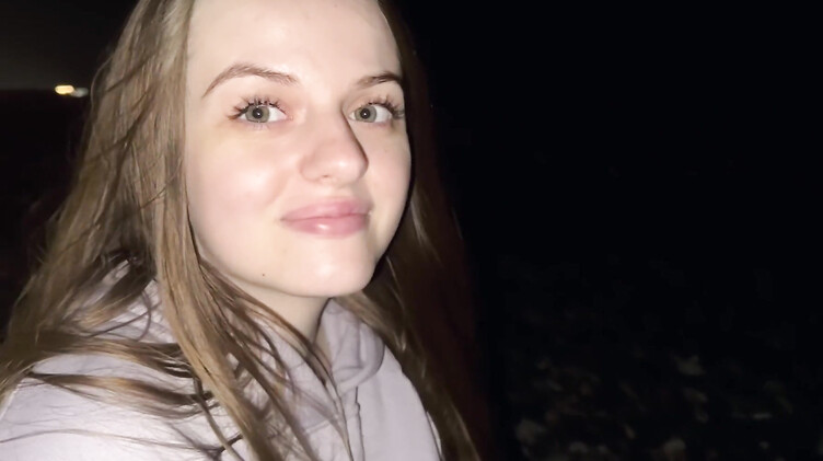 Любительское порно: Работящая девушка зарабатывает деньги делая минет незнакомому парню с пляжа