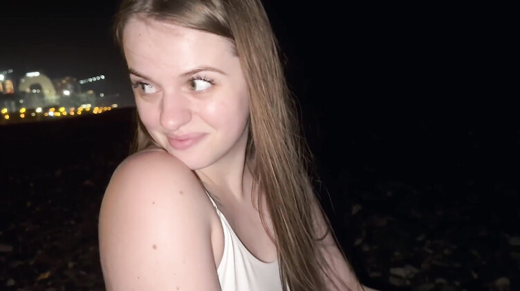 Работящая девушка зарабатывает деньги делая минет незнакомому парню с пляжа