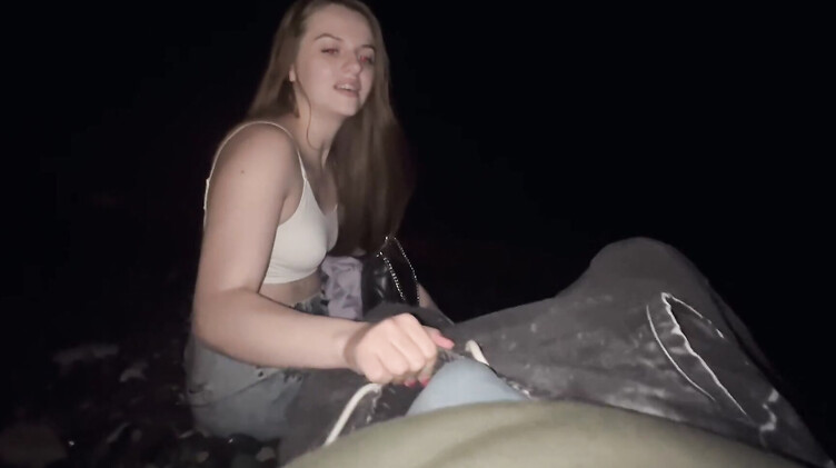 Красивые попки: Работящая девушка зарабатывает деньги делая минет незнакомому парню с пляжа