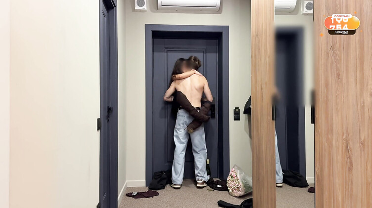 Молодая русская девка из Тиндера трахается на первом свидании