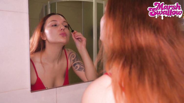 Силиконовые сиськи: Возбужденный сводный брат трахает в ванной комнате красивую сестренку