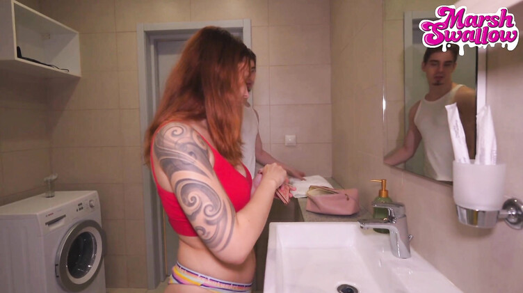 Любительское порно: Возбужденный сводный брат трахает в ванной комнате красивую сестренку