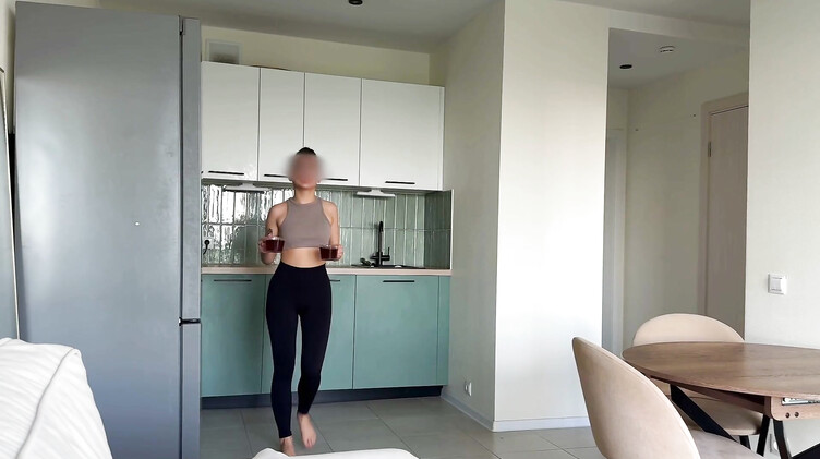 Русское порно: Русская порноактриса MilaMuse трахается с незнакомцем пока муж на работе