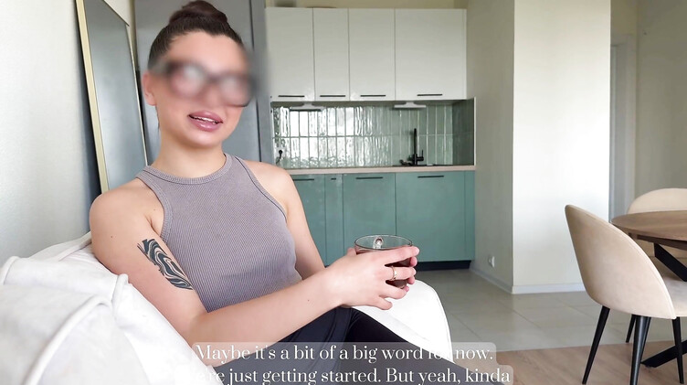 Русская порноактриса MilaMuse трахается с незнакомцем пока муж на работе