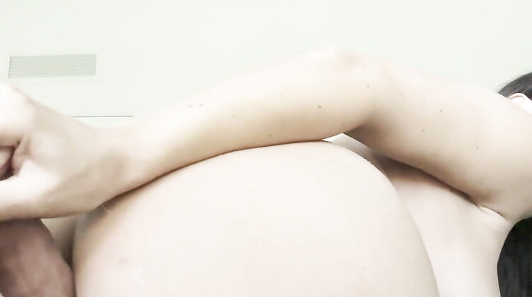 Русское порно: Беременная девушка устроила себе двойное проникновение парочкой дилдо