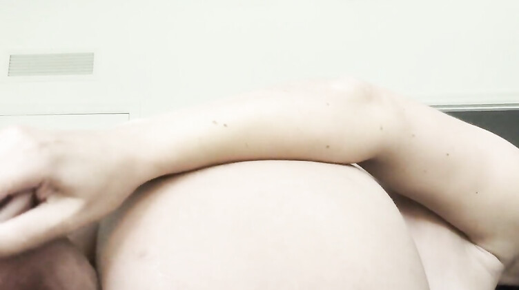 Беременная девушка устроила себе двойное проникновение парочкой дилдо