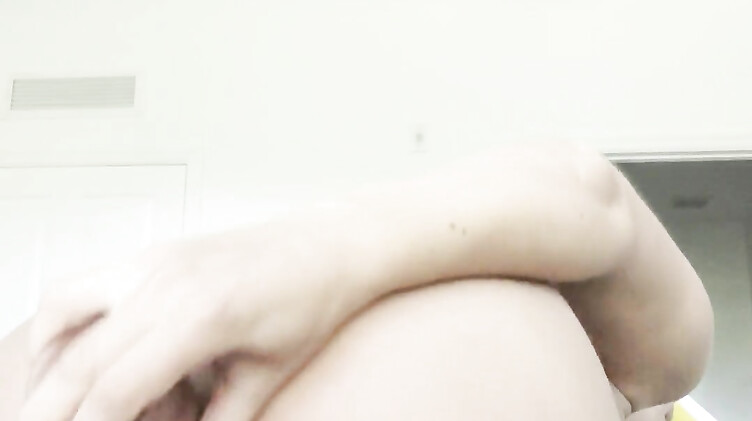 Дилдо: Беременная девушка устроила себе двойное проникновение парочкой дилдо