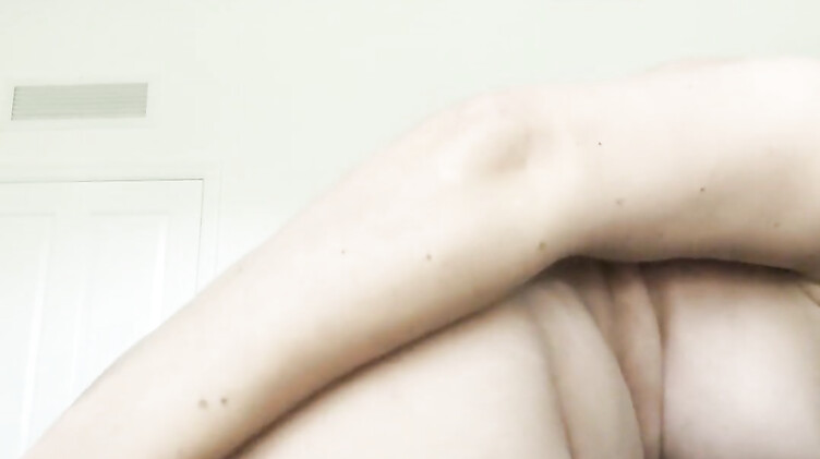 Беременная девушка устроила себе двойное проникновение парочкой дилдо