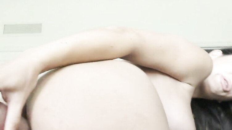 Беременная девушка устроила себе двойное проникновение парочкой дилдо