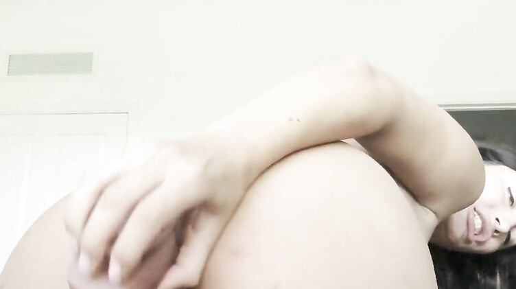 Беременная девушка устроила себе двойное проникновение парочкой дилдо