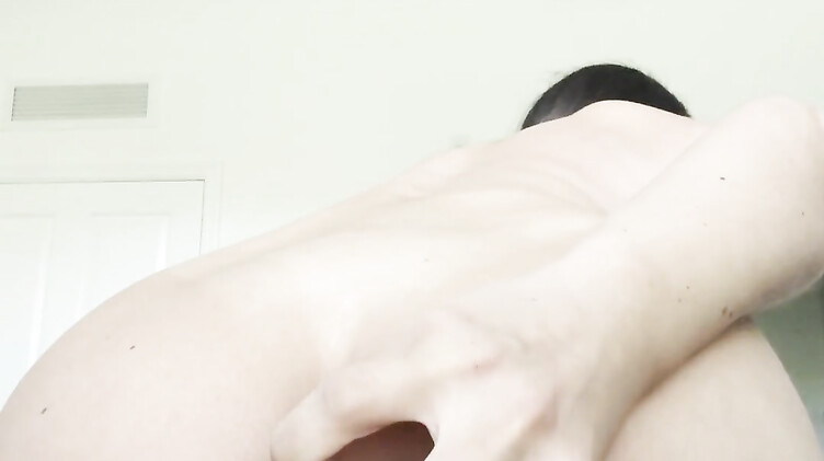 Русское порно: Беременная девушка устроила себе двойное проникновение парочкой дилдо