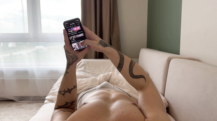 MilaMuse: Сводная сестра застукала брата за онанизмом и отдалась ему в позе наездницы