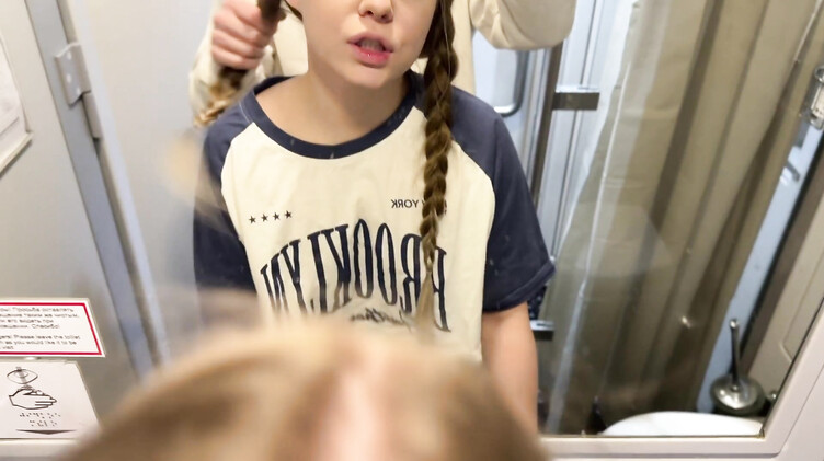 Любительское порно: Русская молодежь познакомилась на перроне и перепихнулась в туалете поезда