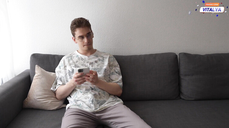 Arty Cheys: Сводный брат очень страстно трахнул на диване младшую сестренку