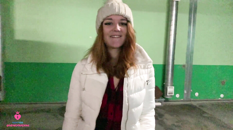 Русская девка изменяет своему парню делая незнакомцу минет за деньги на паркинге